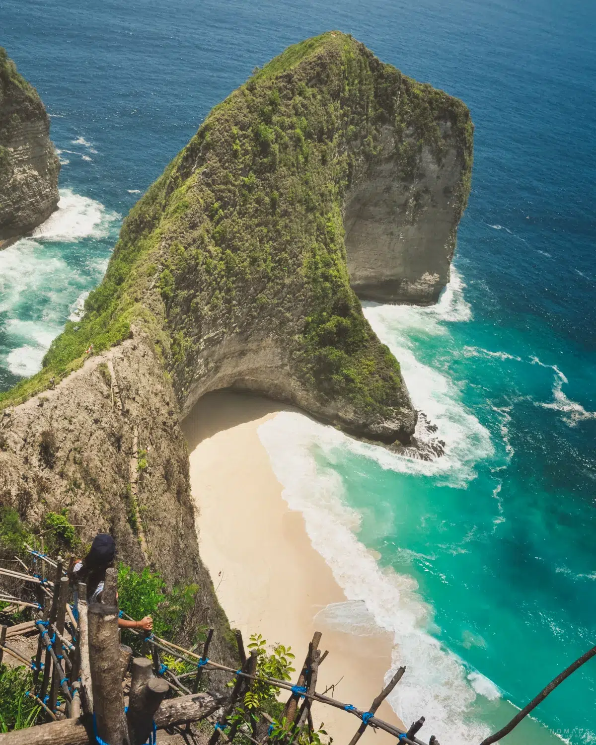 Blick auf den Kelingking Beach auf Nusa Penida während einer Bali Rundreise