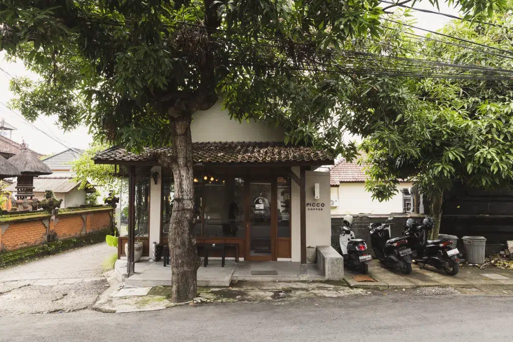 Motorräder parken neben dem Picco Café auf Bali