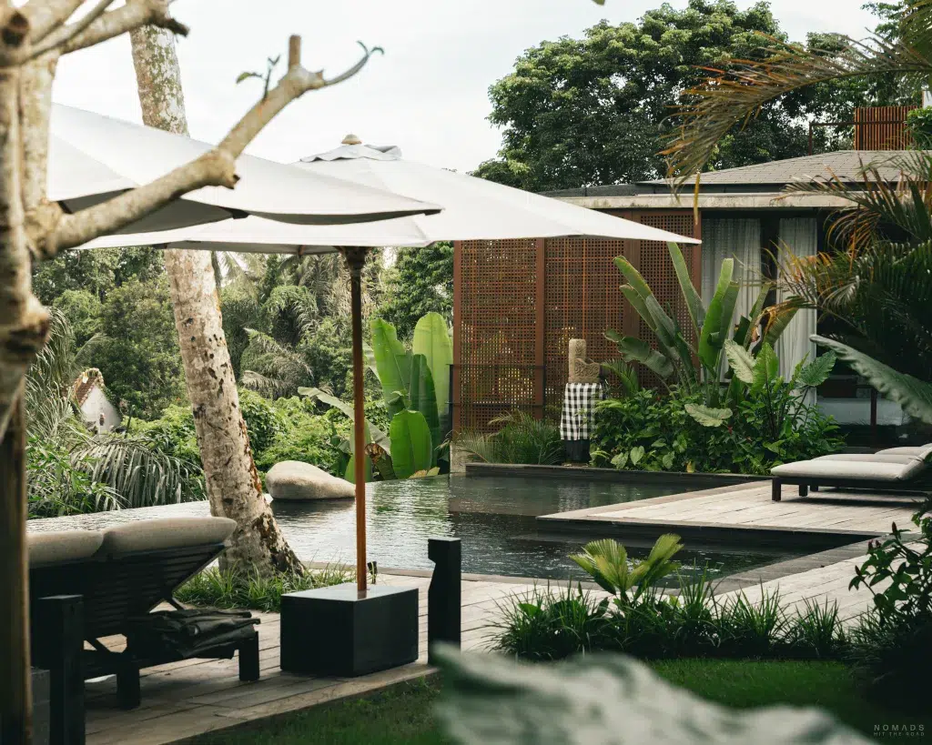 Liegen am Pool in einer Unterkunft in Ubud