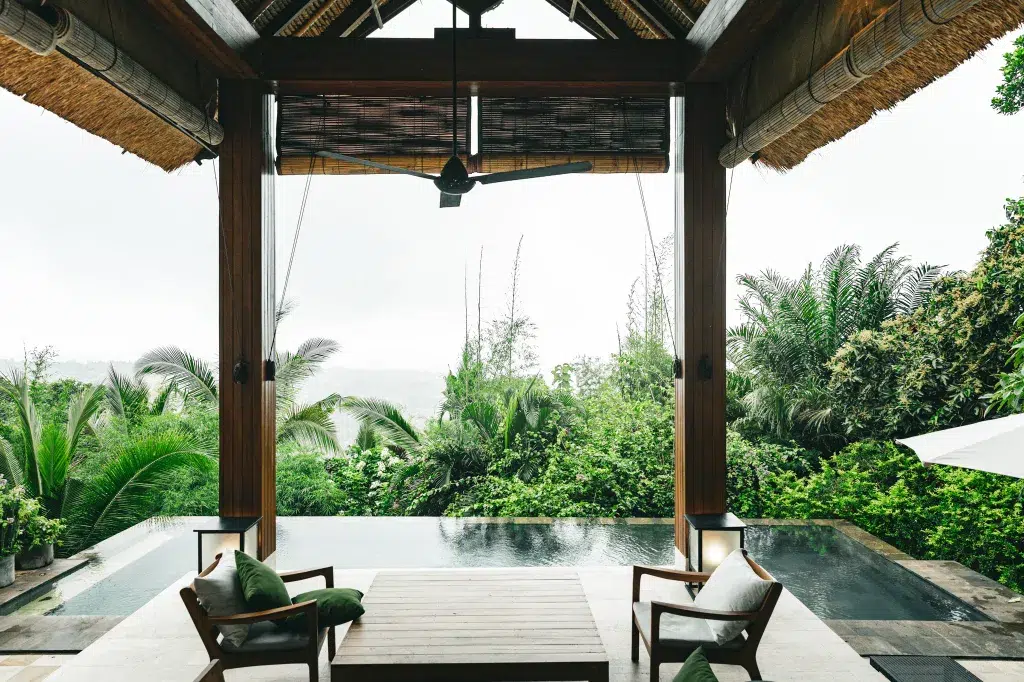 überdachte Terrasse mit Sitzmöglichkeiten, Pool und Pflanzen
