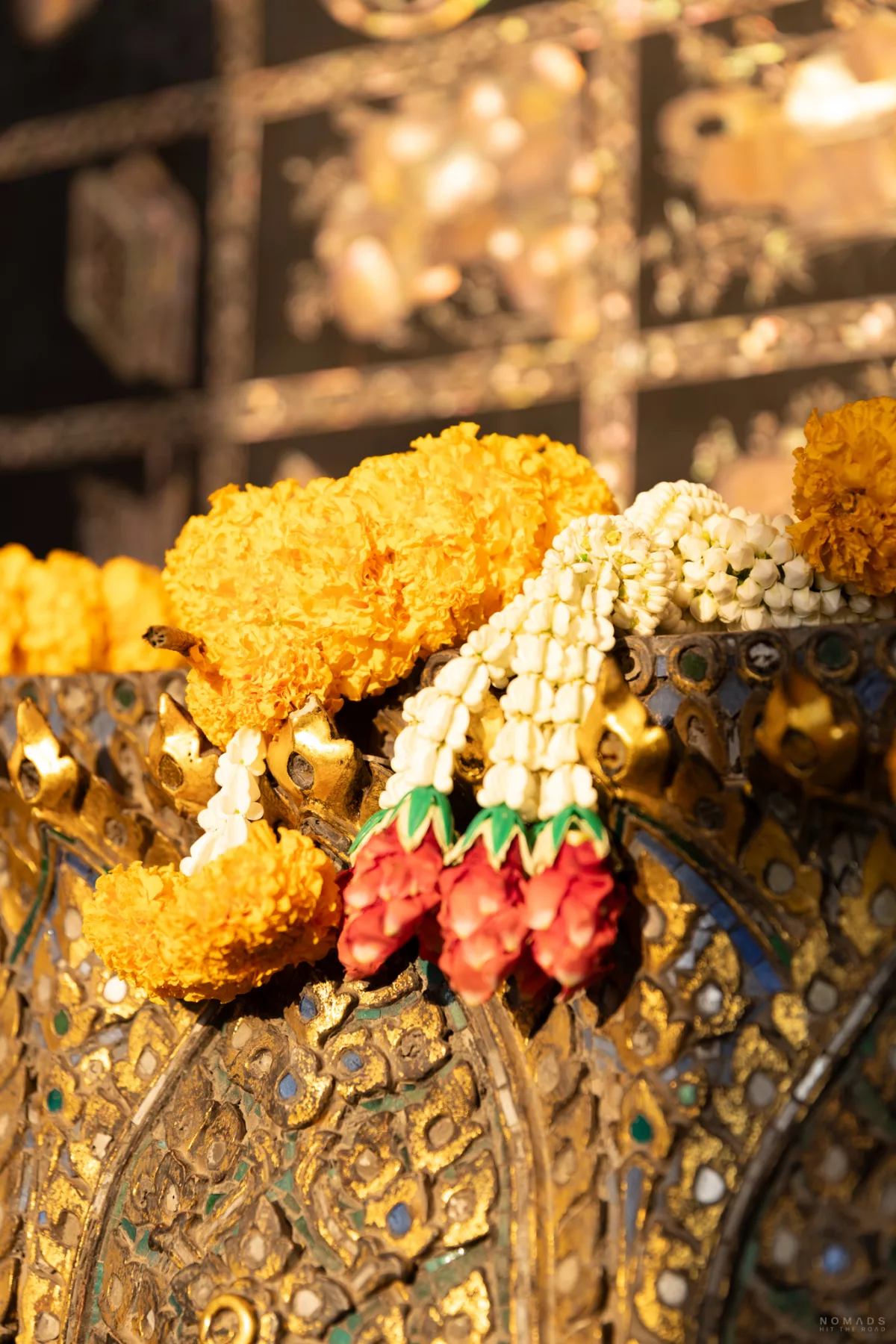 Kränze aus Blumen als Opfergabe im Buddhismus