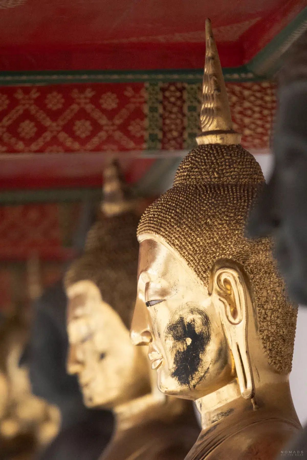 Vergoldete Buddha-Statuen im Wat Pho in Bangkok