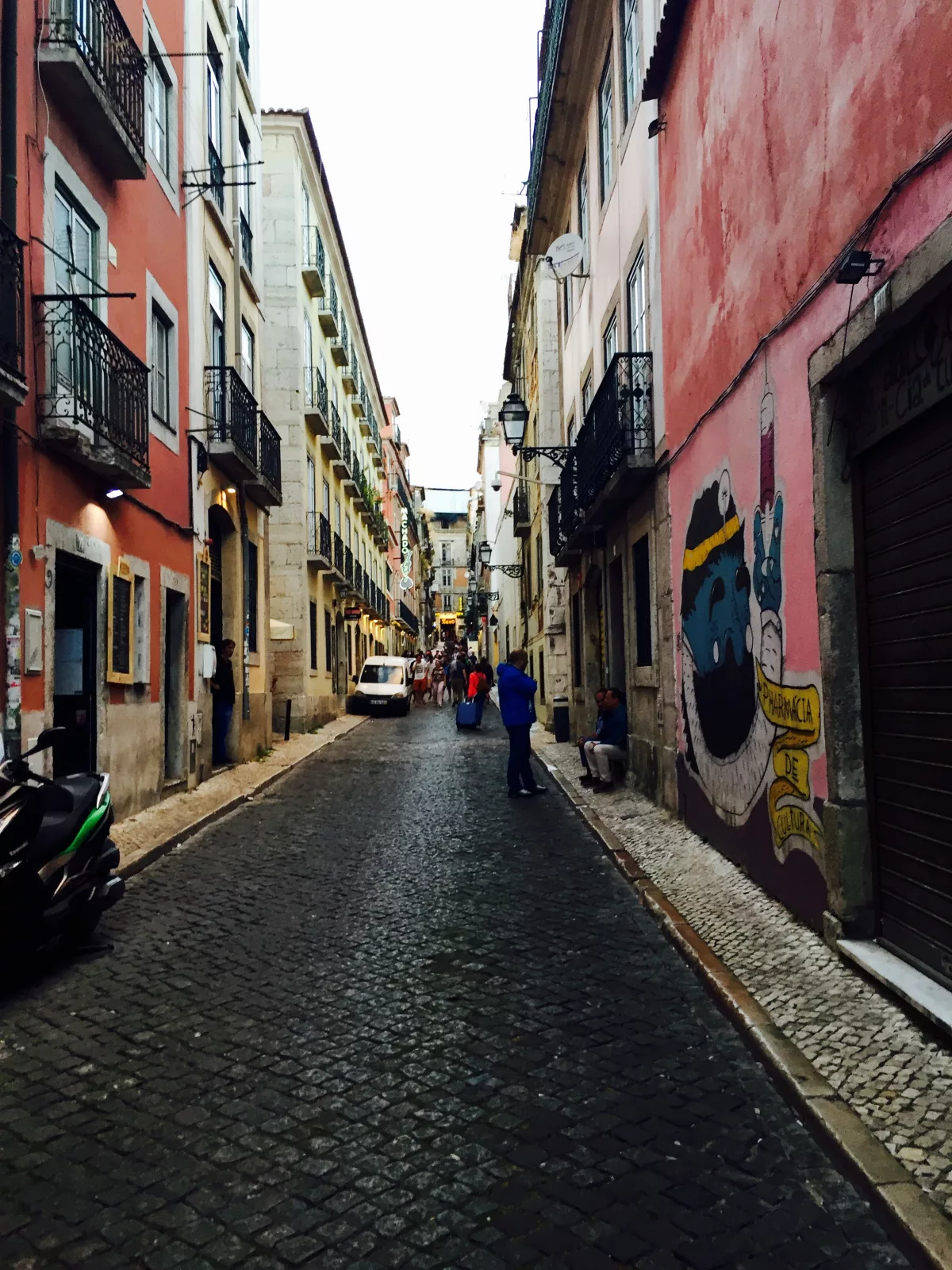 Bunte Gasse im Bairro Alto