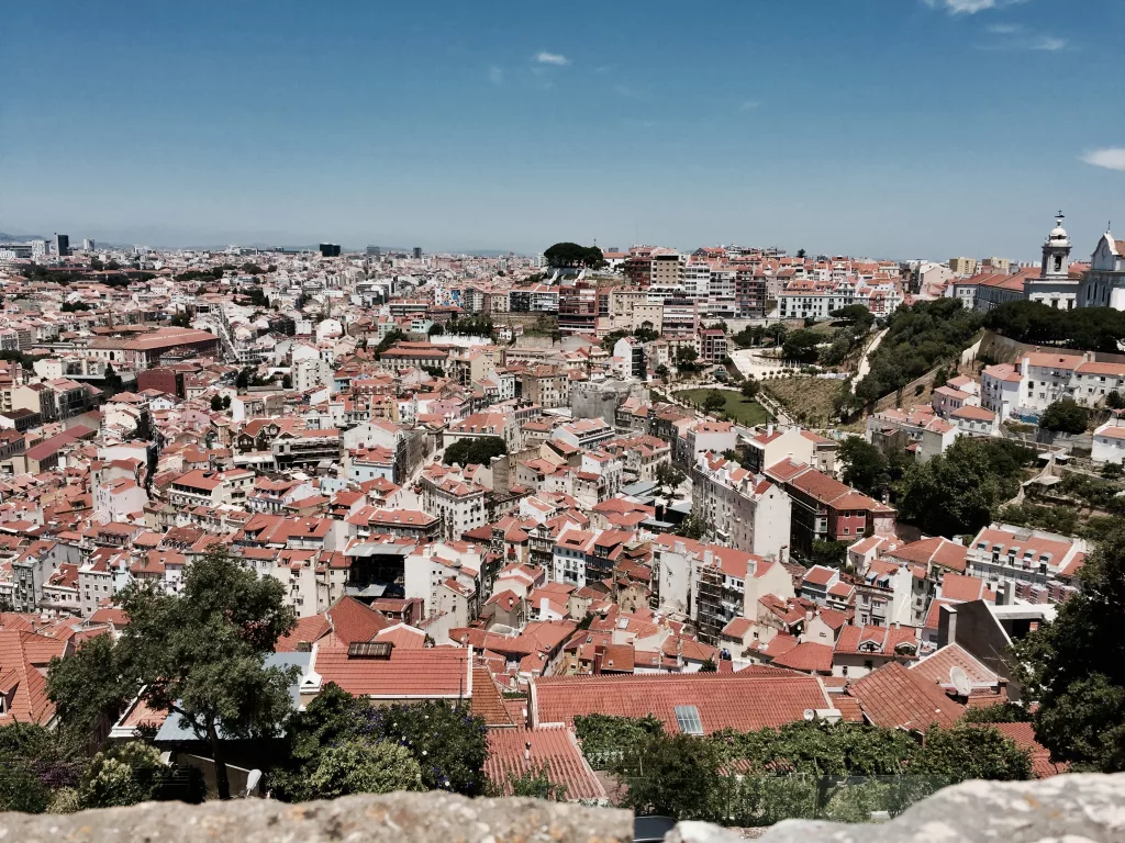 Blick auf die Dächer von Lissabon von der Burg Castelo de São Jorge