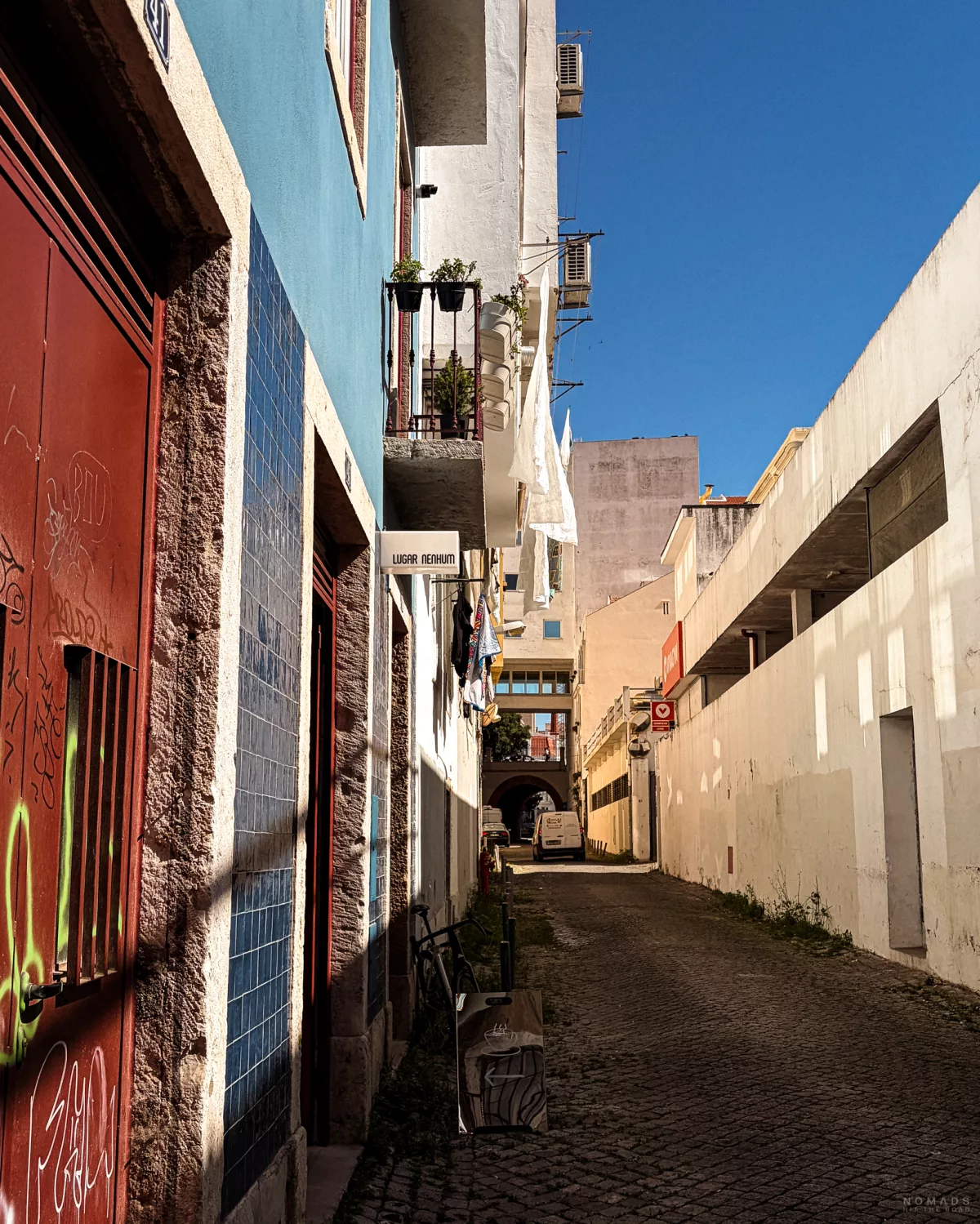 Gasse in Lissabon, wo das Café Lugar Nenhum zu finden ist