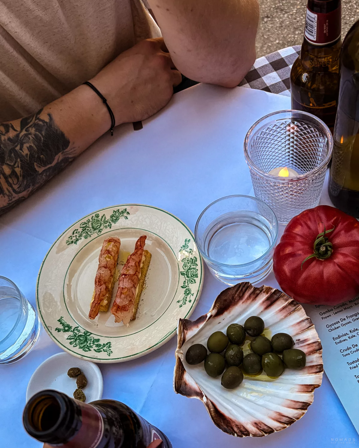 Tapas und Getränke stehen auf einem Tisch im Casolare