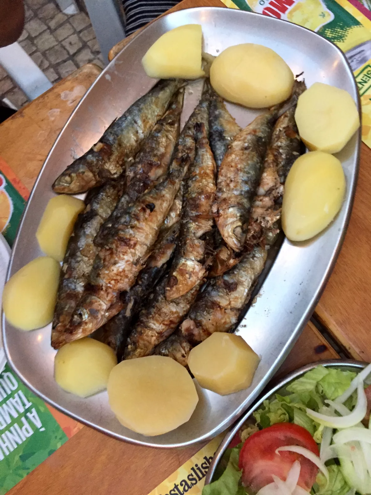 Frittierter Fisch und Kartoffeln auf einem Teller