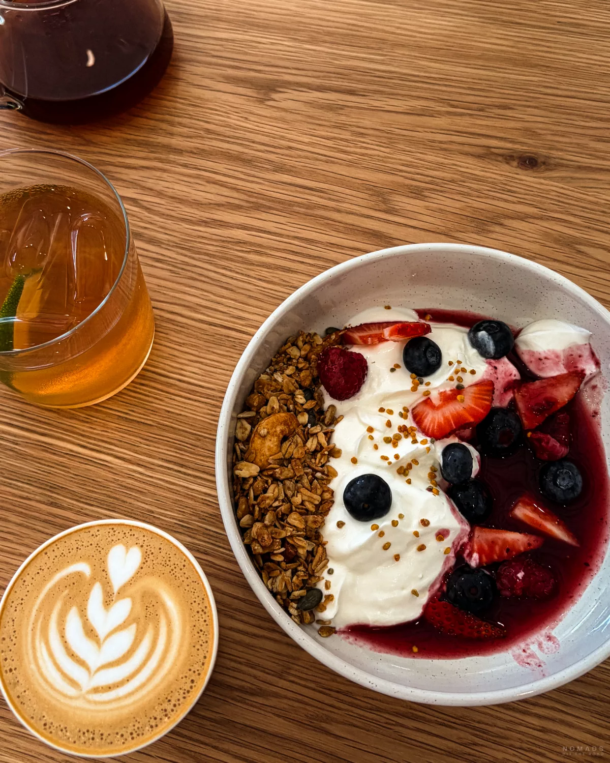 Müsli mit Beeren und Kaffee stehen auf einem Tisch