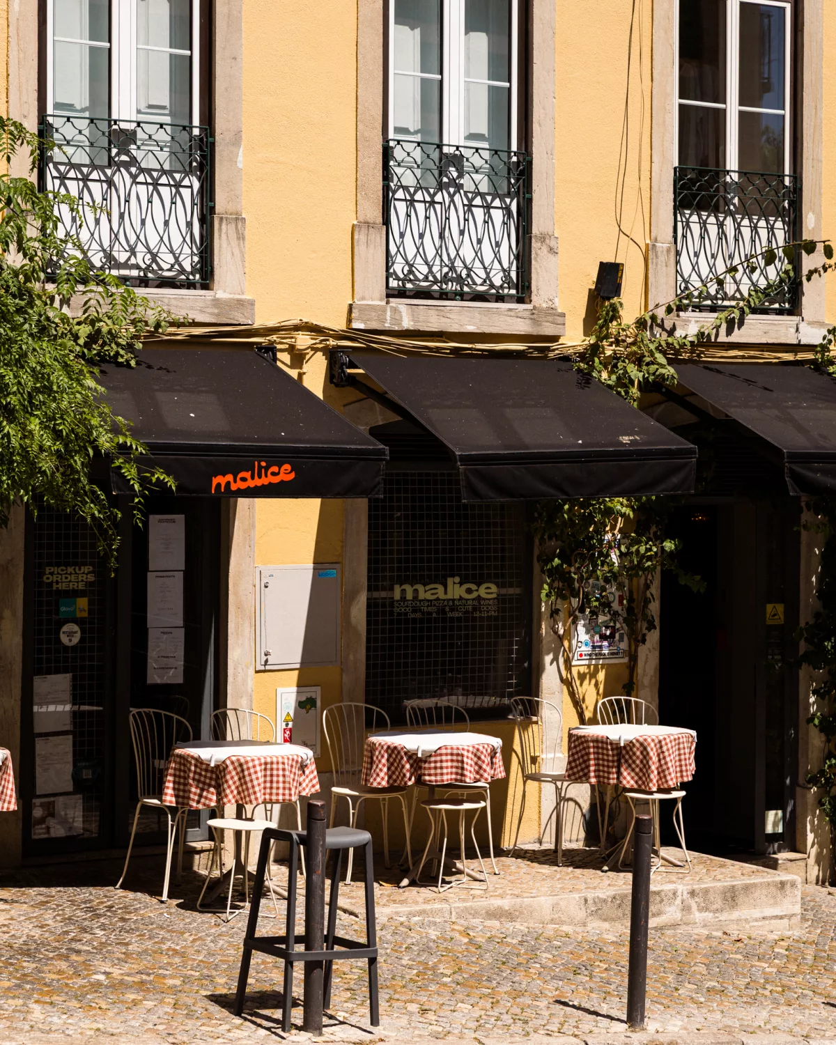 Tische und Stühle vor einem Restaurant
