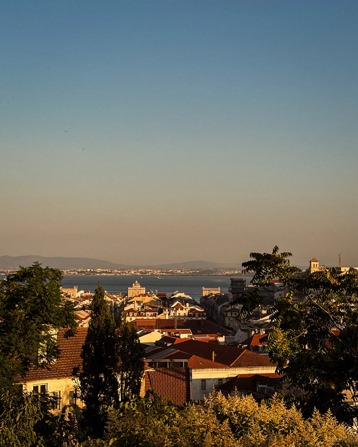 Aussicht auf den Tejo in Lissabon von einem Miradouro