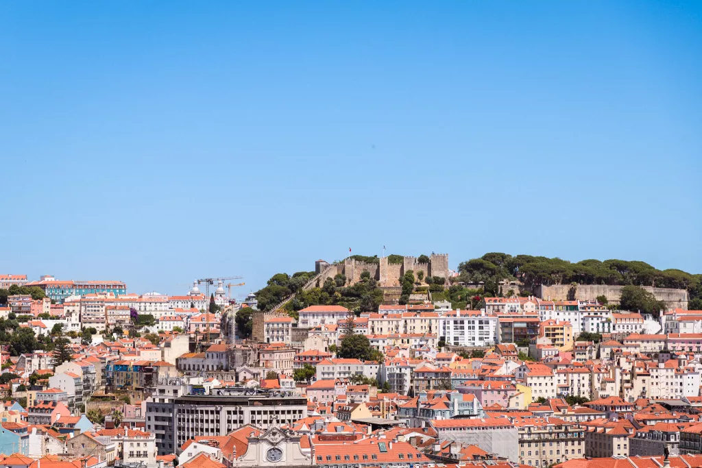 Skyline von Lissabon mit Blick auf Häuser und die Burg Castelo de São Jorge