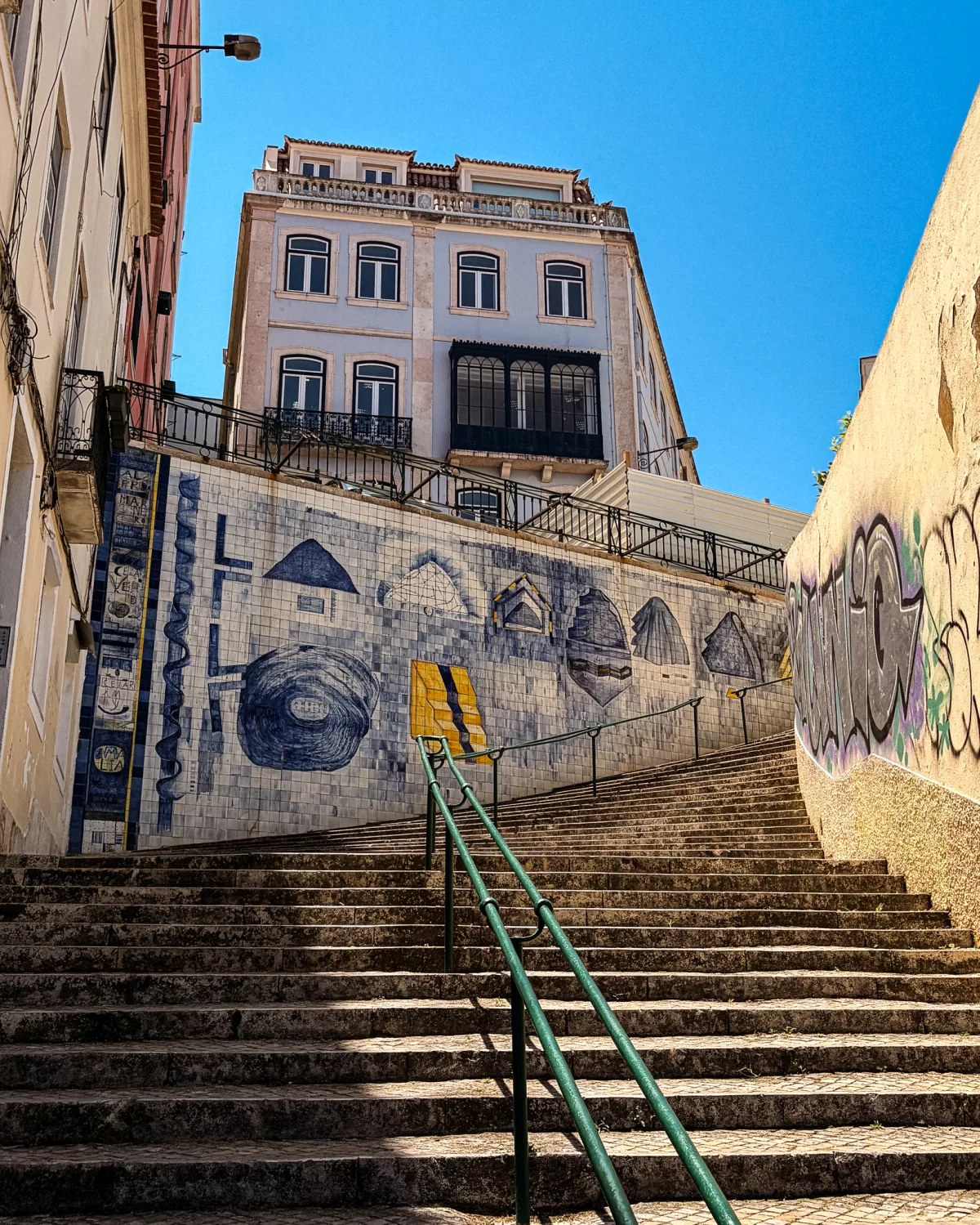 Treppe hinauf zu einem Gebäude in Lissabon