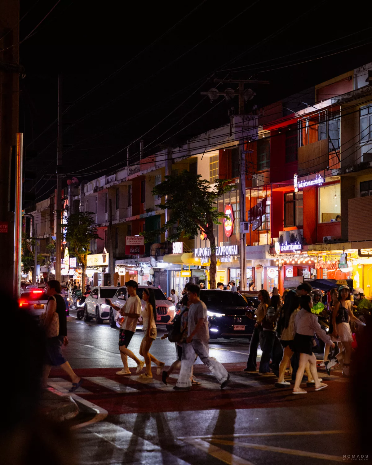 Menschen laufen über die Banthat Thong Road in Bangkok