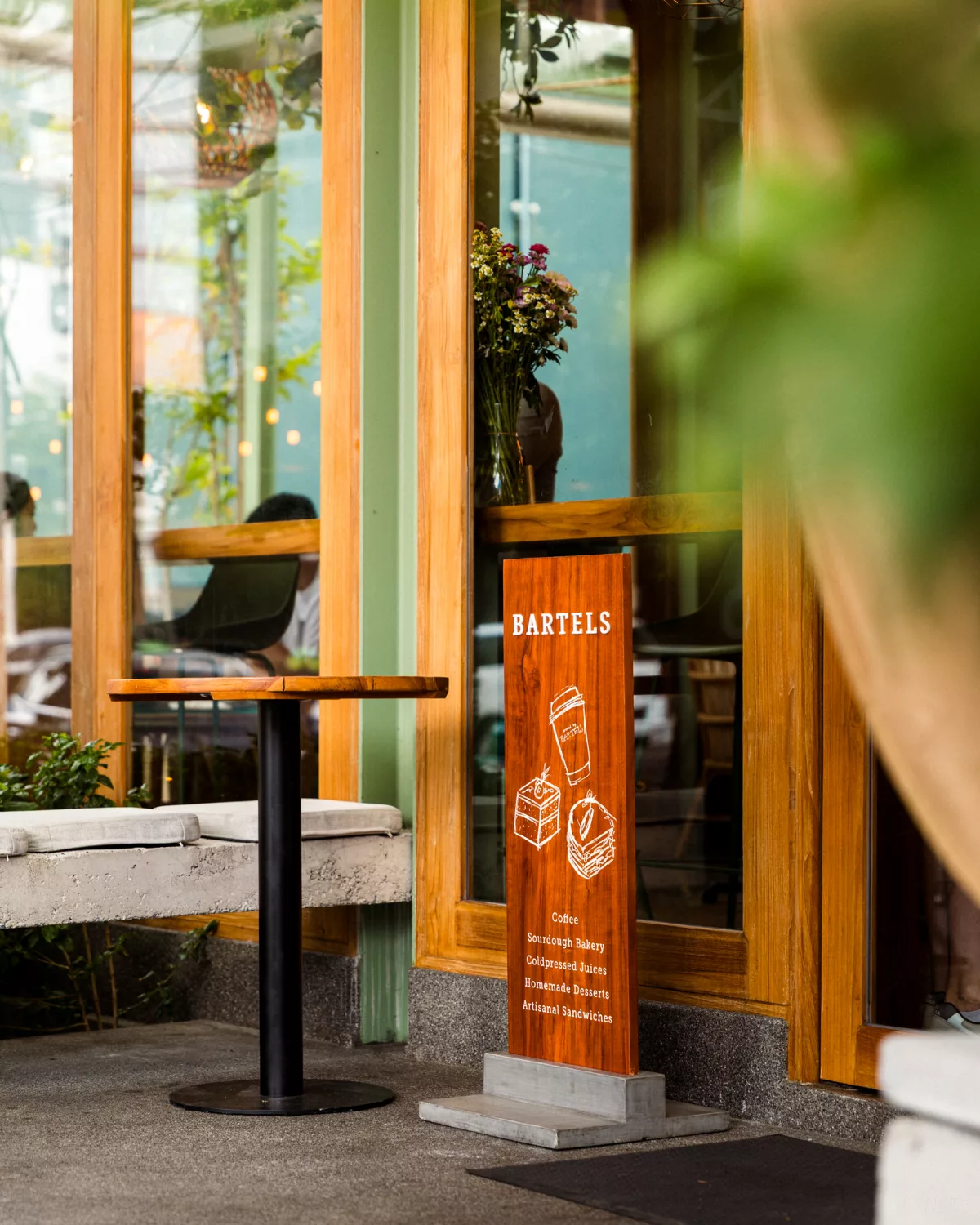 Eingang mit Schild vor dem Restaurant Bartels in Bangkok