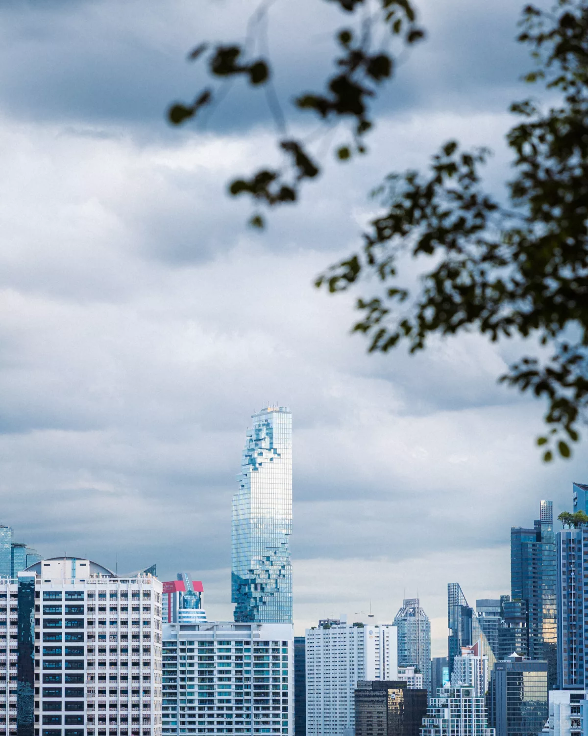 Blick auf einer von Bangkok Sehenswürdigkeiten: King Power Mahanakhon umgeben von Hochhäusern