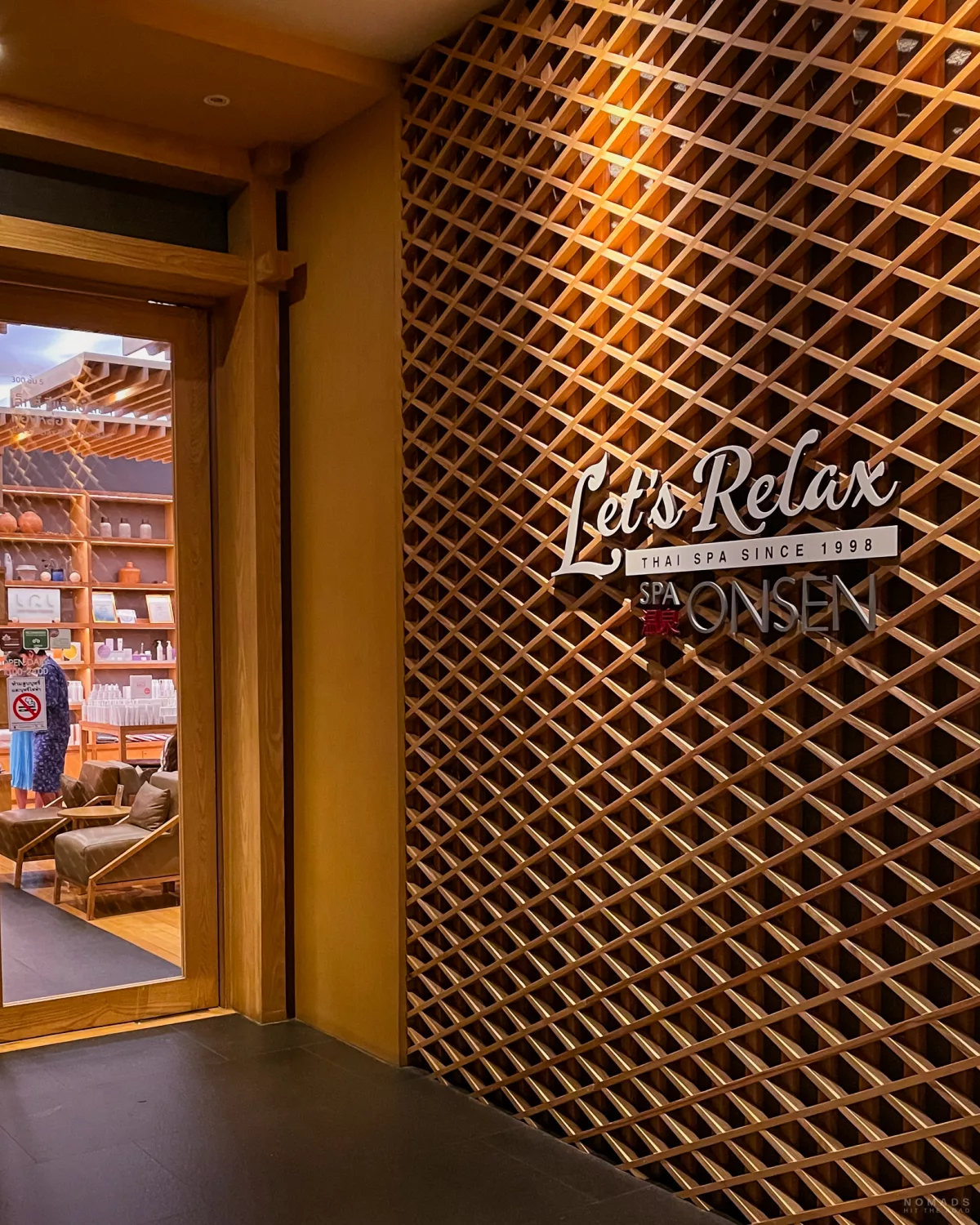Eingang mit Schild des Let's Relax Onsen Thonglor