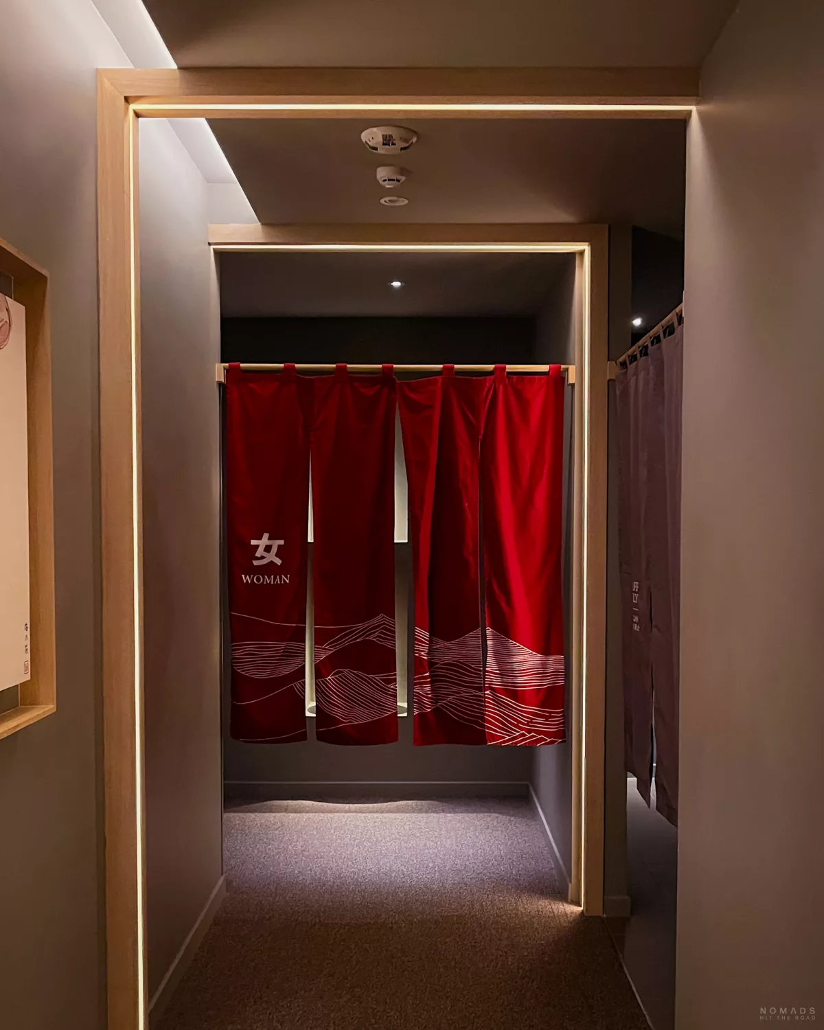 Eingang mit rotem Vorhang für Frauen im Let's Relax Onsen Lumphini