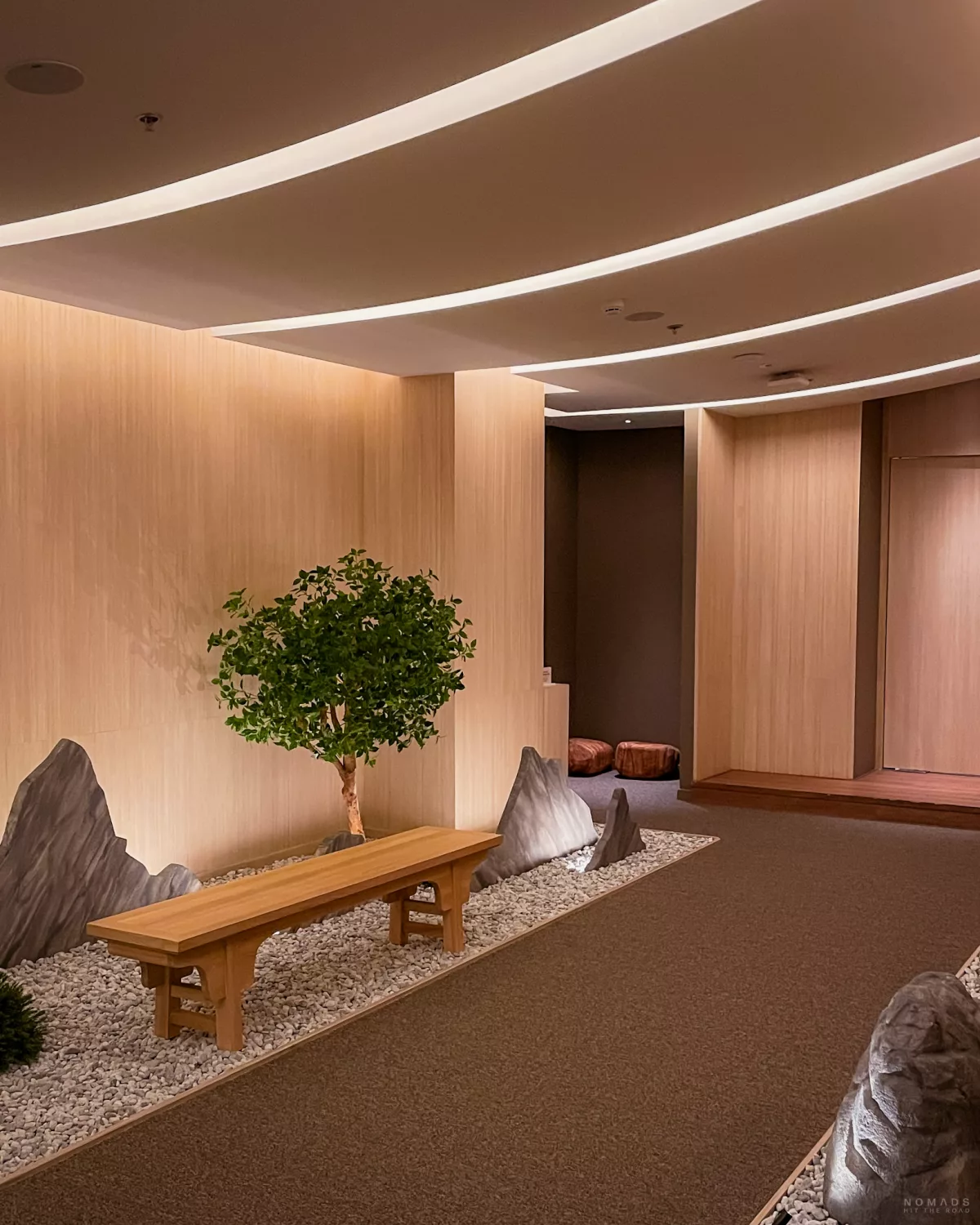 Flur mit Bank im Let's Relax Onsen Lumphini