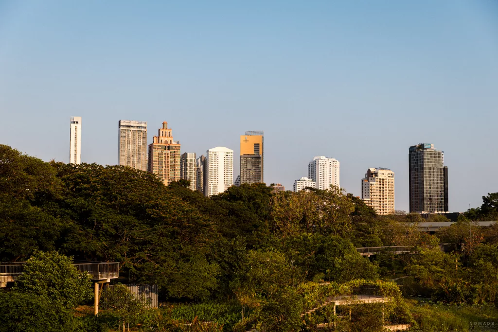 Skyline mit Hochhäusern aus dem Benjakitti Park heraus fotografiert