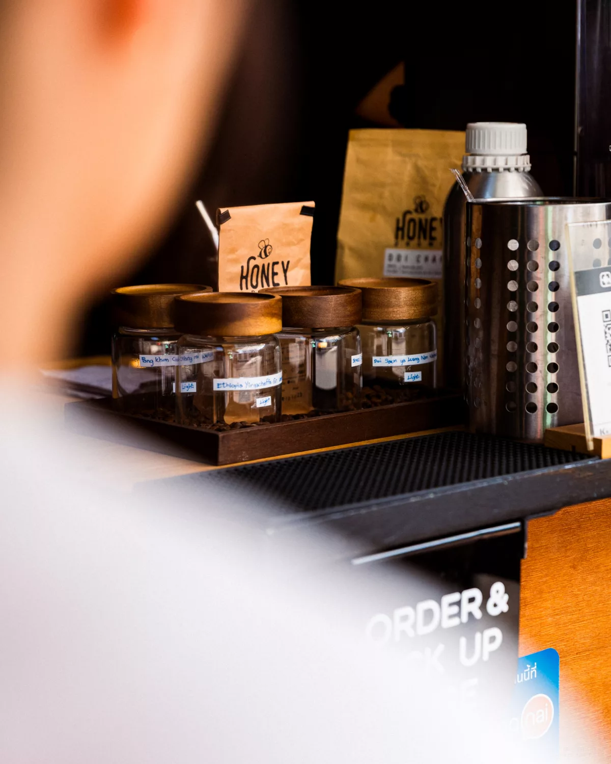 Blick über eine Schulter auf Kaffeedosen