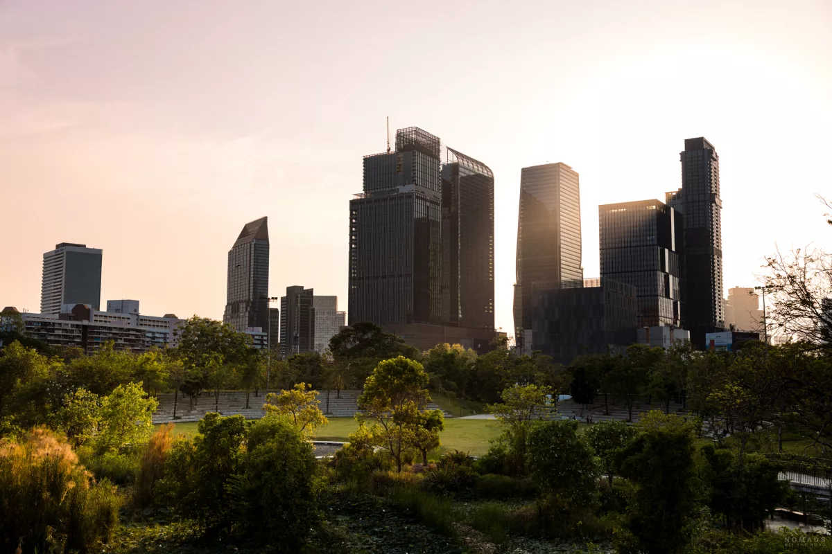 Blick auf den grünen Benjakitti Park in Bangkok mit Hochhäusern im Hintergrund