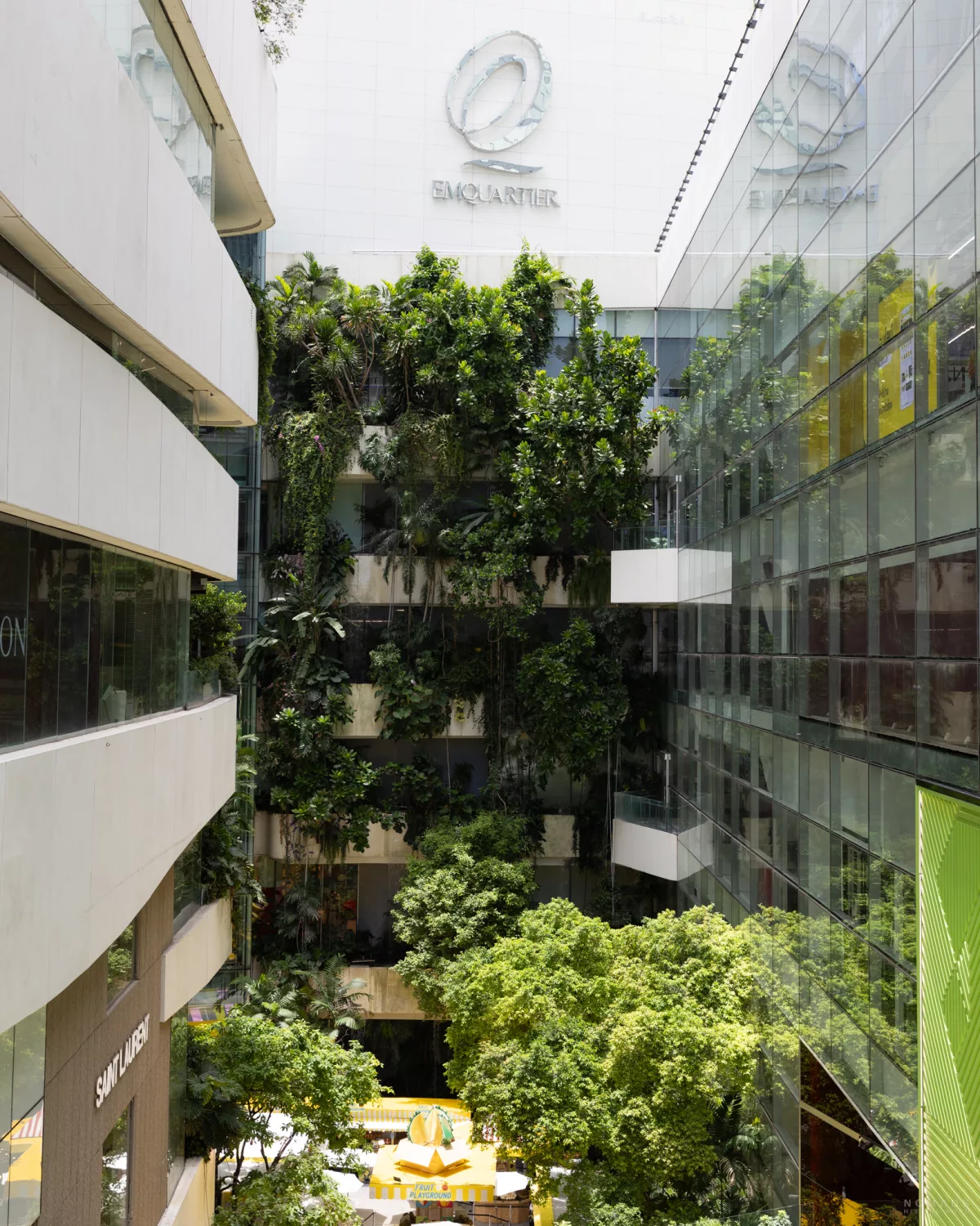 Grüne Front der Shopping Mall EmQuartier in Bangkok