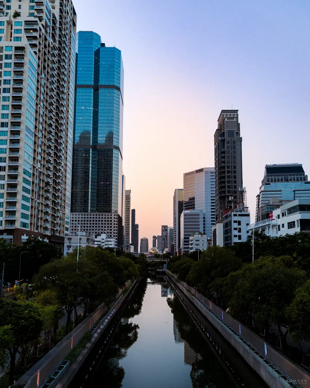 Chong Nonsi Canal in Sathon bei Sonnenuntergang gesäumt von Hochhäusern