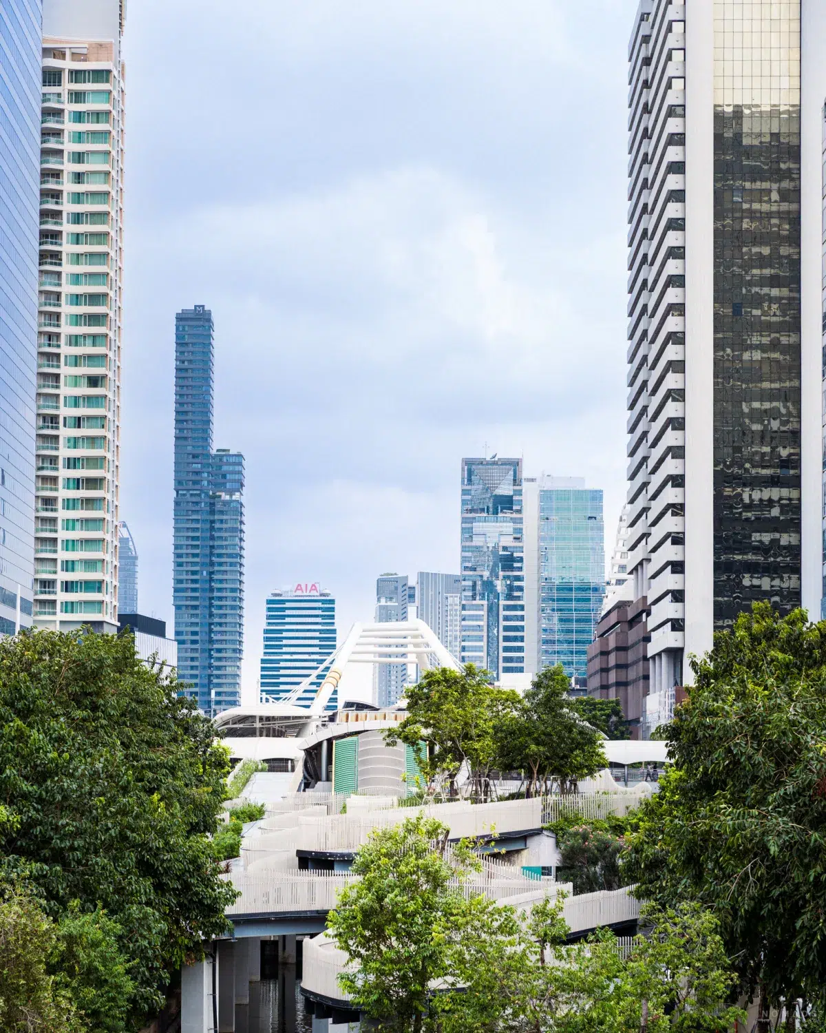 Blick auf den Chong Nonsi Canal Park gesäumt von Hochhäusern in Sathon Bangkok