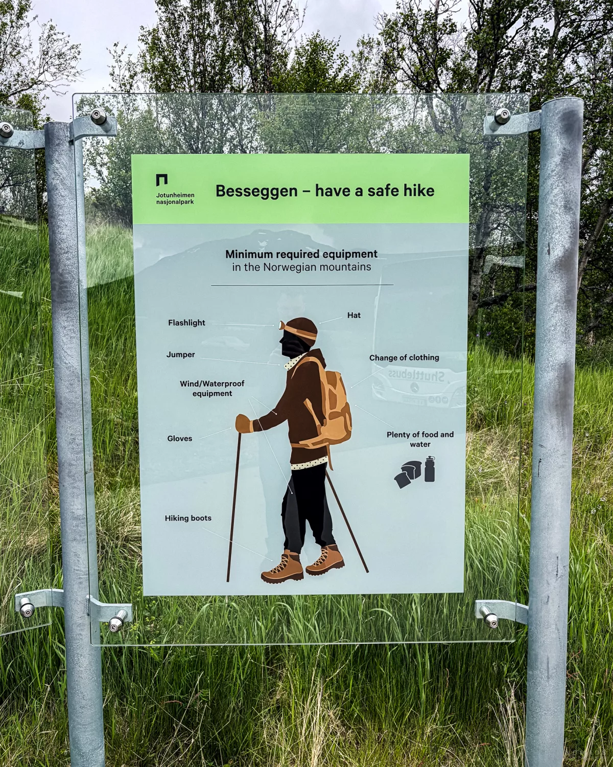 Schild mit der Minimum-Austattung, die man bei der Wanderung auf den Besseggen dabei haben sollte