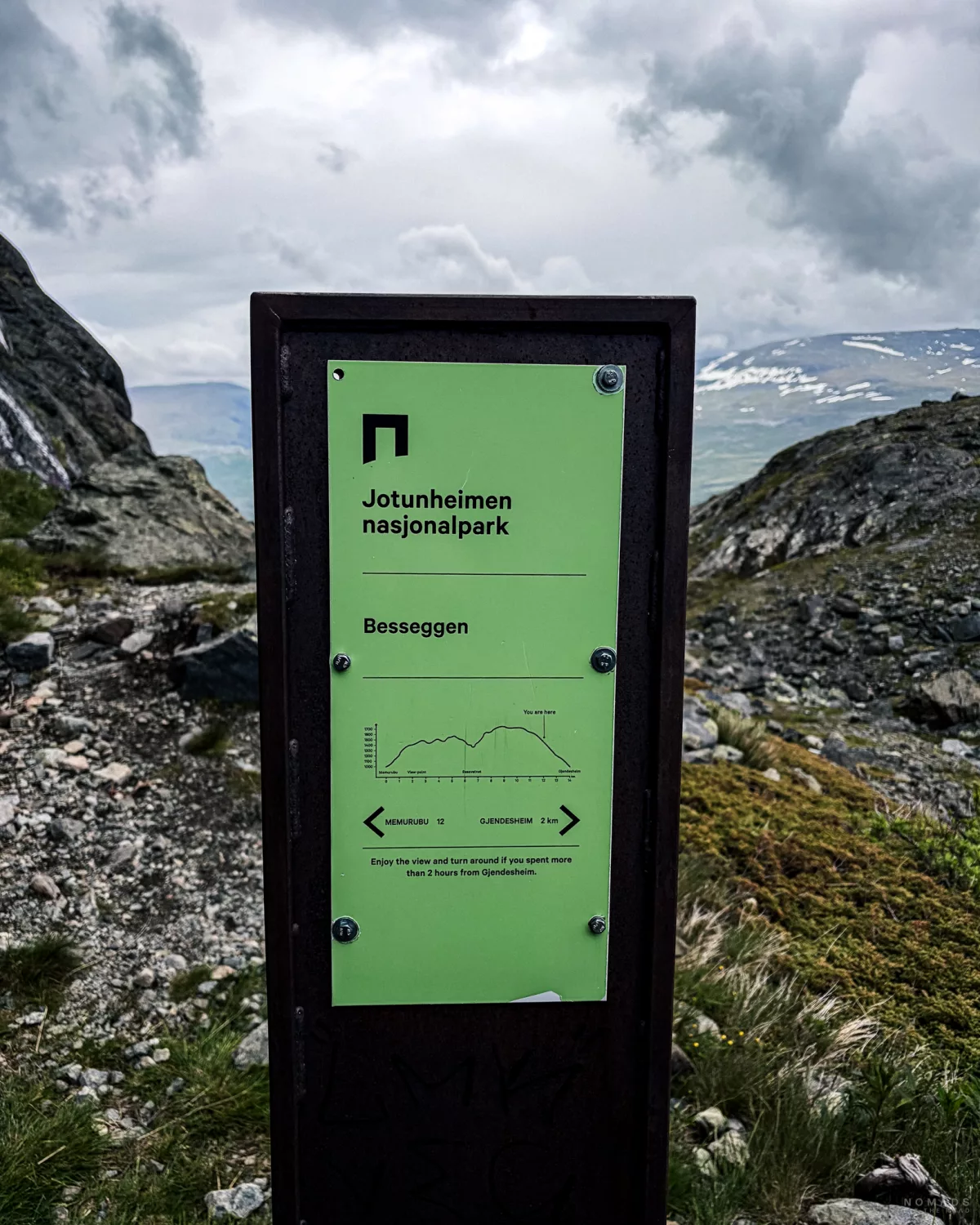 Schild mit der Wanderroute auf den Besseggen