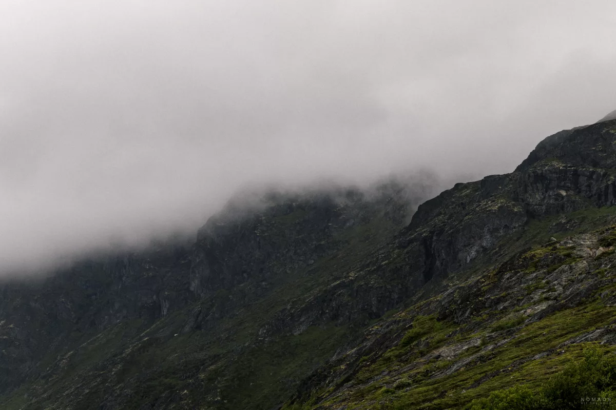 Nebelwolke hängt über dem Berg für die Besseggen Wanderung