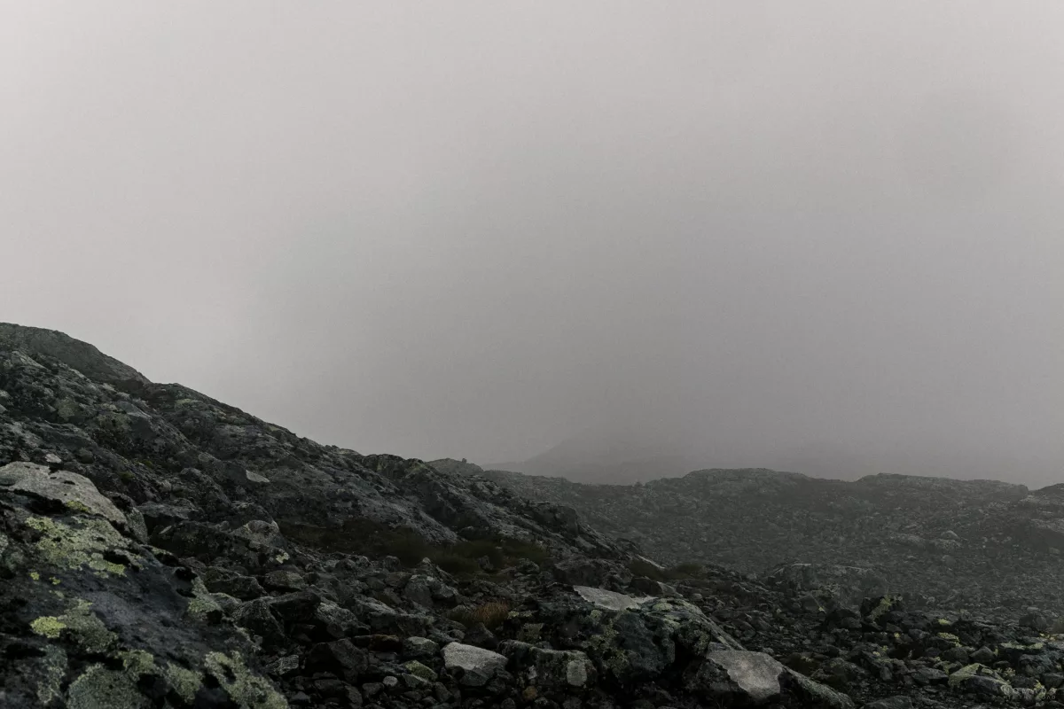 Nebel und Geröll auf der Wanderroute zum Besseggen in Norwegen
