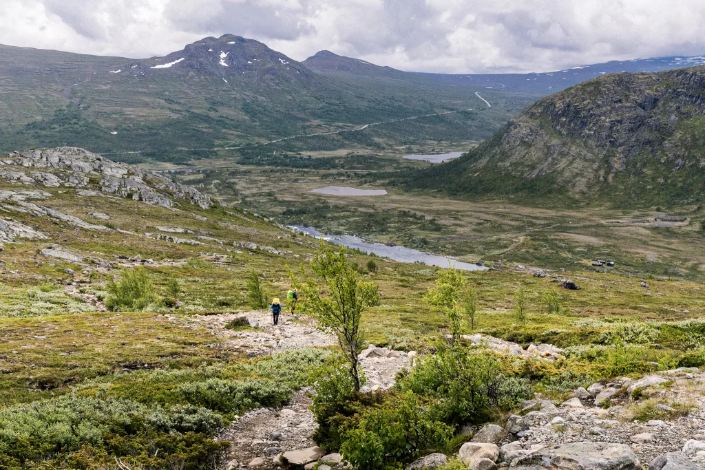 Blick auf die Berge im Jotunheimen Nationalpark mit Wanderern auf der Strecke