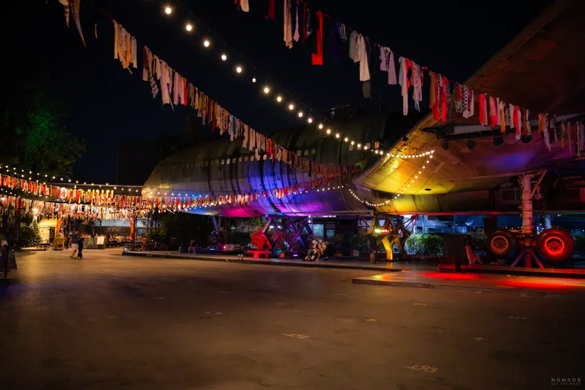 Angeleuchtetes Flugzeug auf dem ChangChui Markt in Bangkok