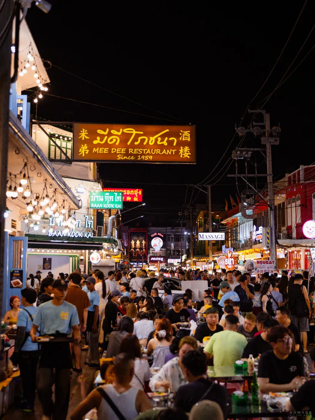 Voll Straße mit Restaurants und vielen Menschen in Bangkok bei Nacht