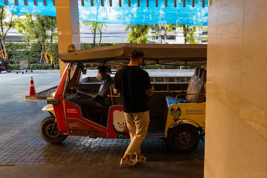 Mann steigt in eines der elektrischen Muvmi Tuktuks in Bangkok