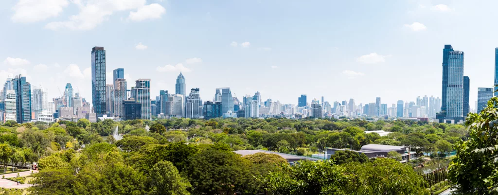 Blick auf die Skyline von Bangkok am Tag