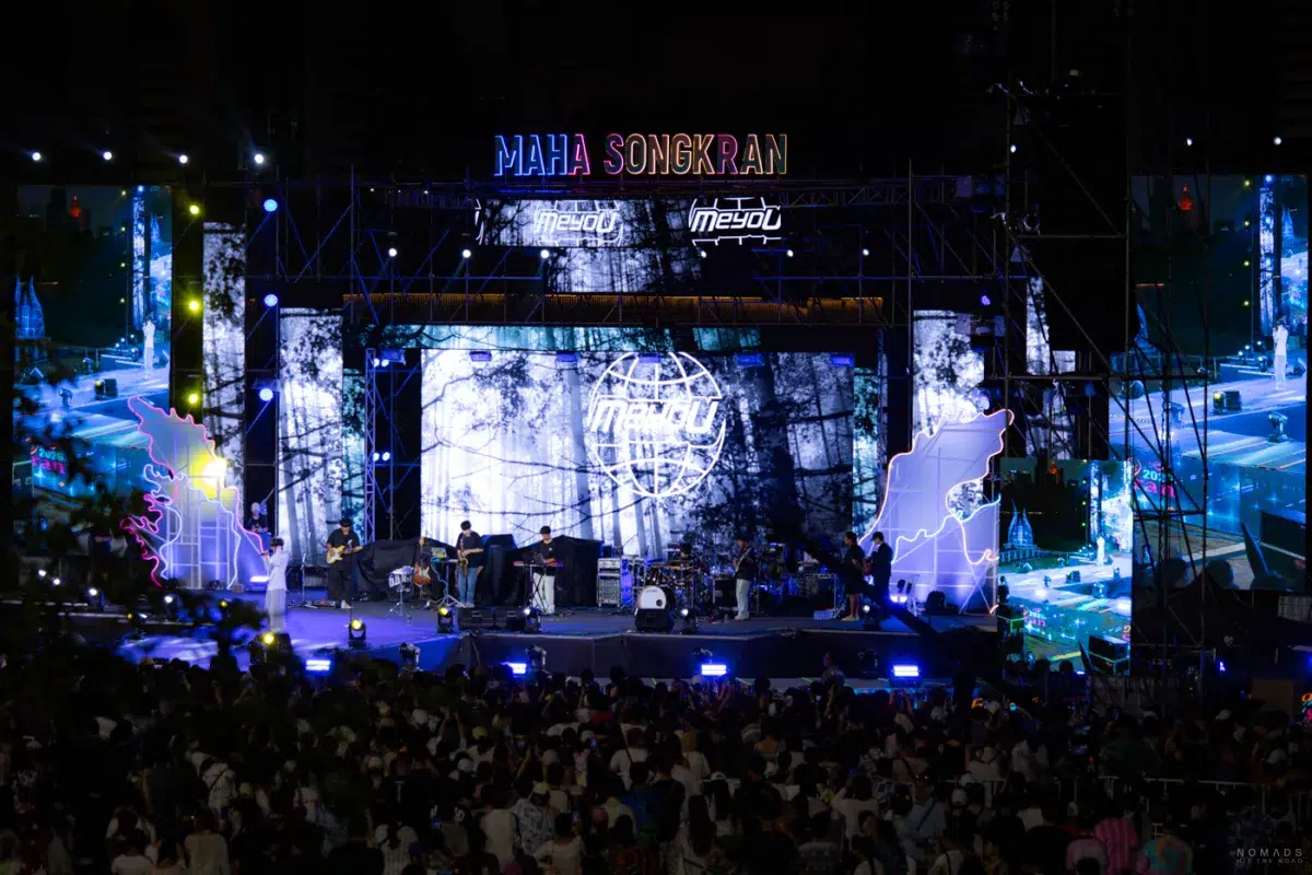 Band während Ihres Auftritts beim Songkran Festival im Benjakitti Park