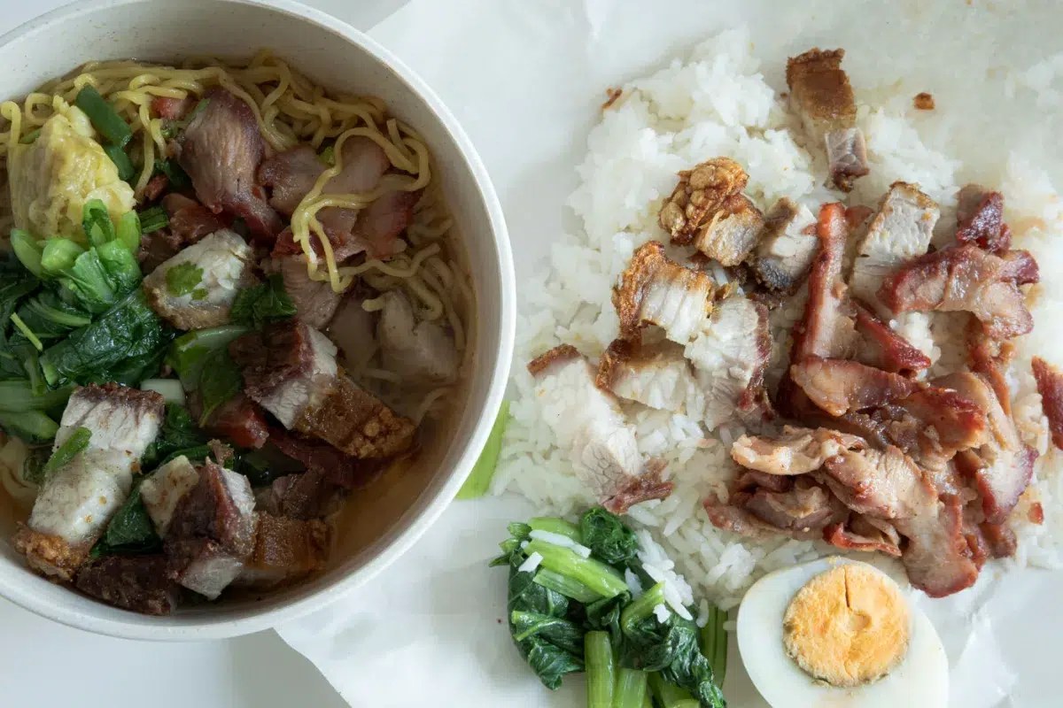 Moo Daeng ausgebreitet und fertig zum Essen