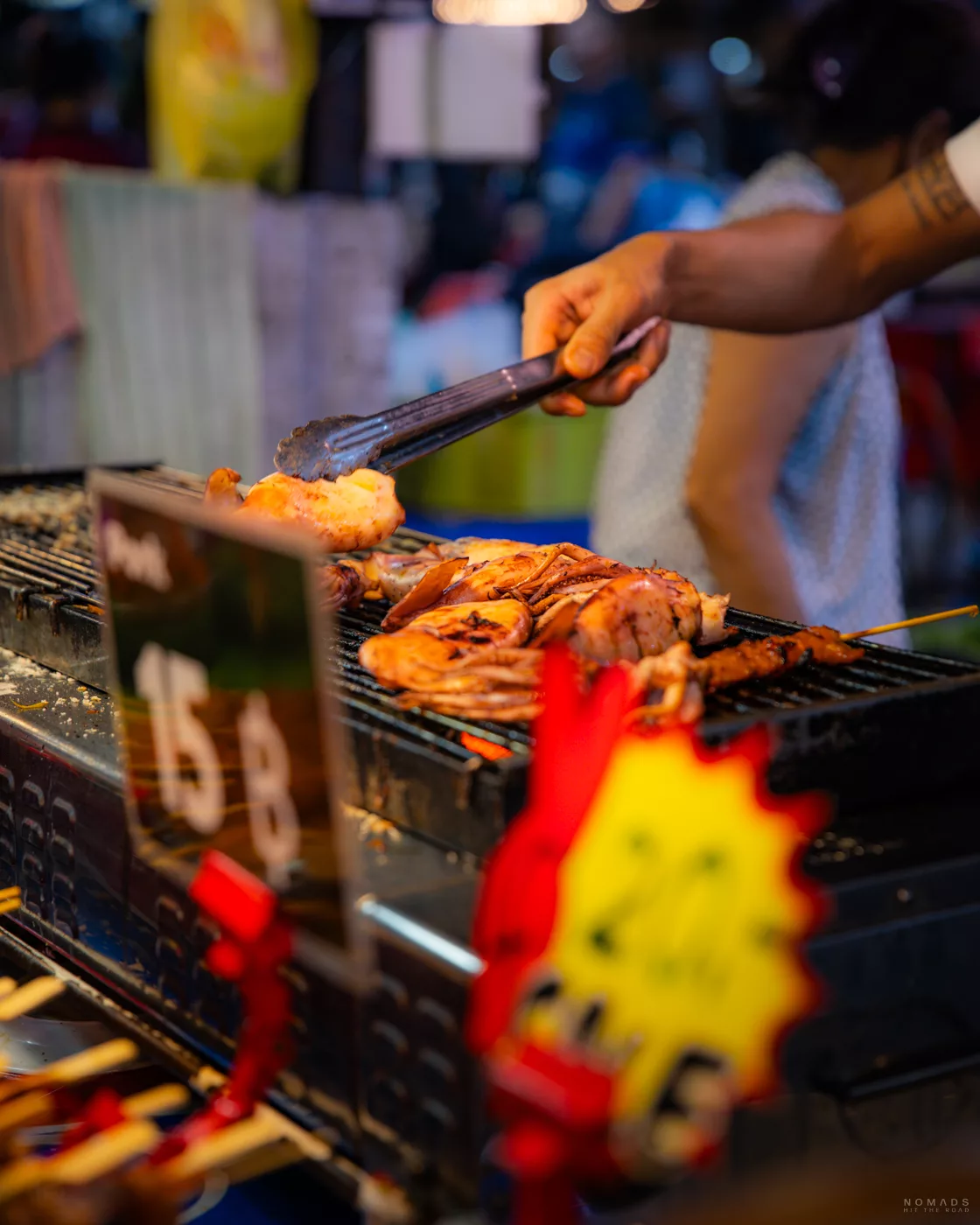 Verschiedene Gerichte werden auf einem Grill zubereitet