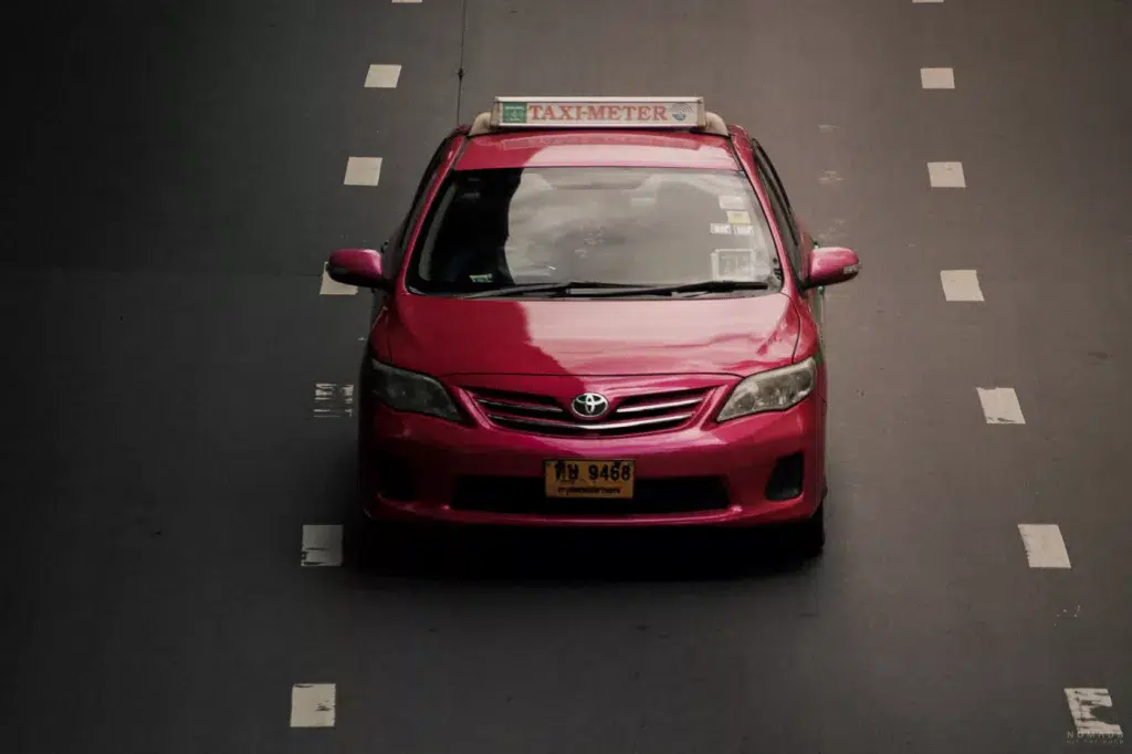 Pinkes Taxi auf den Straßen Bangkoks