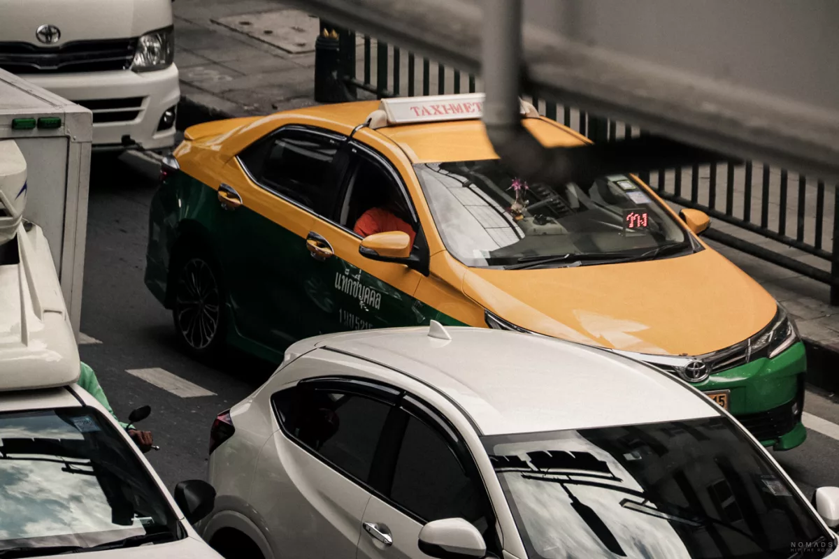 Gelb Grünes Taxi steht im Stau von Bangkok
