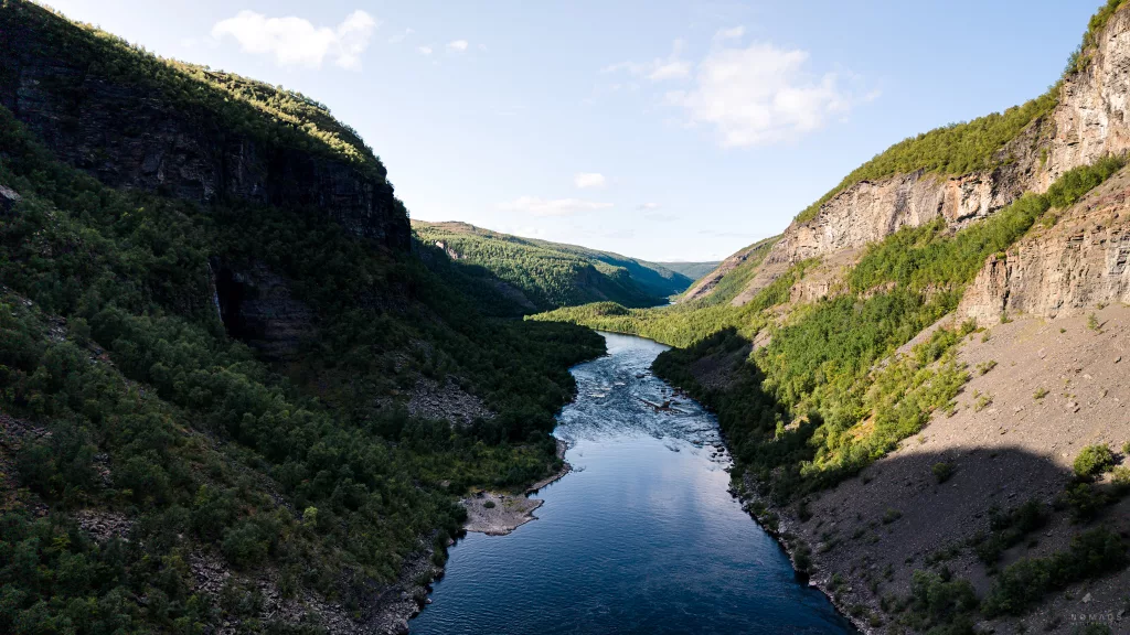 Blick von einer Drohne auf den Alta Canyon mit Fluss und begrünten Felswänden