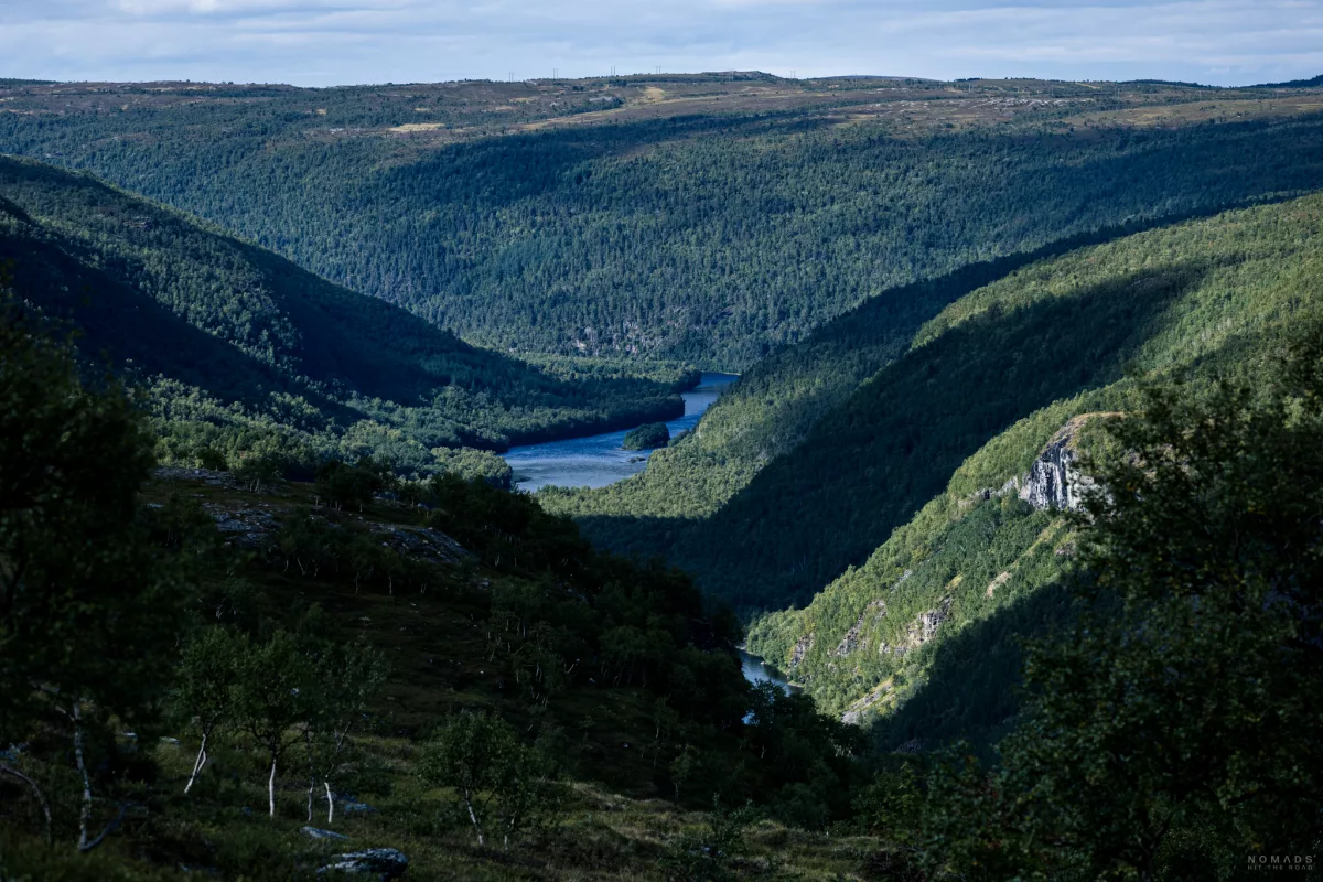 Blick auf den Alta Canyon durch den ein Fluss führt und umgeben ist von grün bewachsenen Hängen