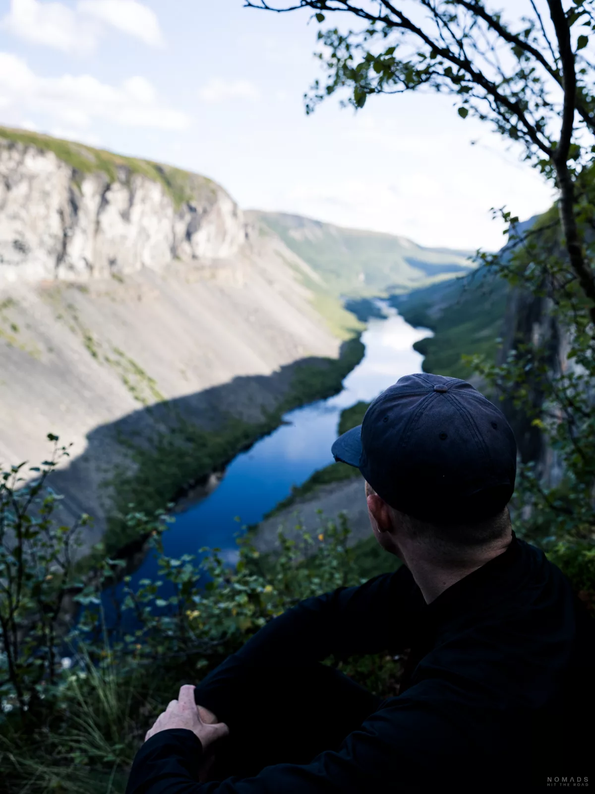 Mann sitzt an der Klippe und blickt auf den Alta Canyon