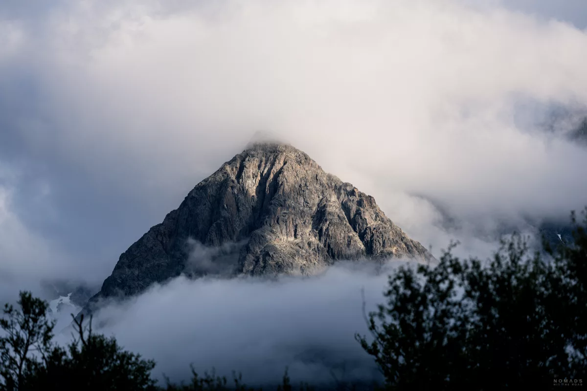 Berg umgeben von Nebel
