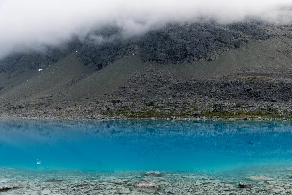 Blaues Wasser im Gletschersee Blåisvatnet bei Tromso
