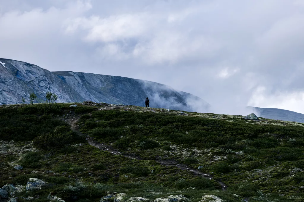Wanderer auf dem Musk Ox Trail bei Nebel
