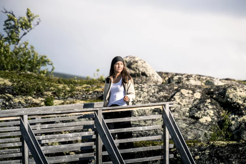 Frau läuft auf einer Holzbrücke auf dem Musk Ox Trail in Norwegen