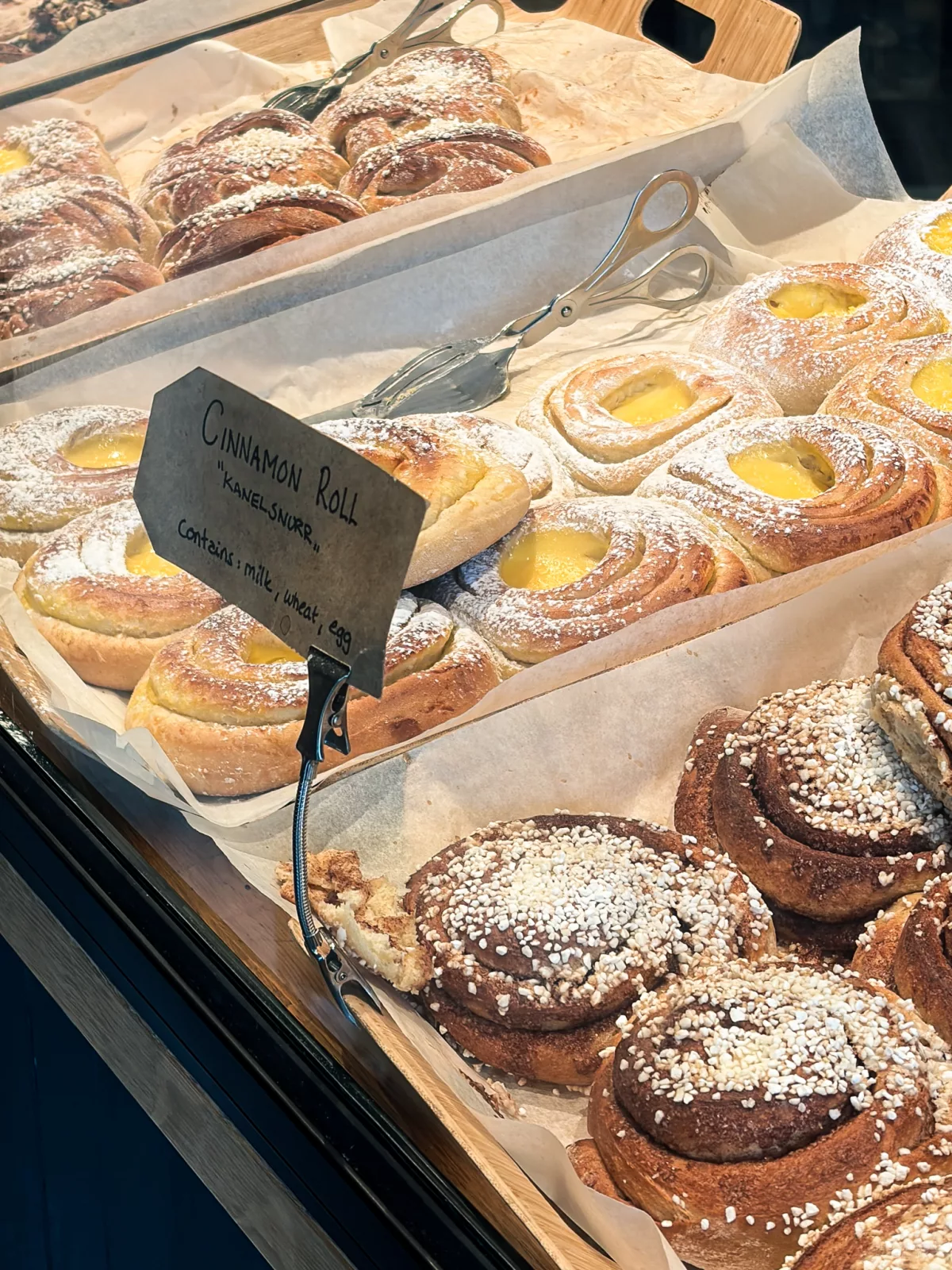Gebäck in einer Auslage in einem Café